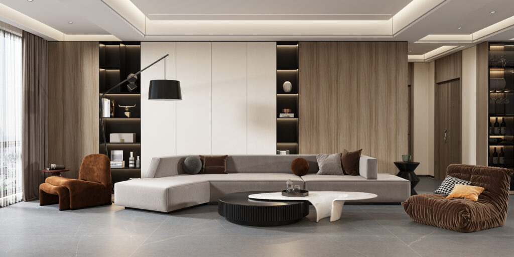 Ruang tamu modern dengan wall panel kayu bernuansa hangat, dilengkapi sofa abu-abu dan kursi cokelat, menciptakan suasana elegan dan nyaman.